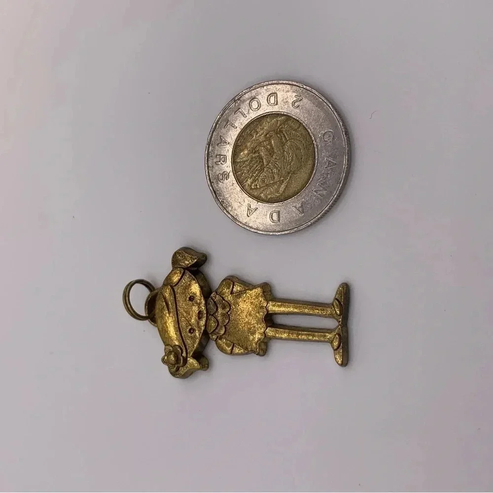 Gold  tone little girl pendant - Picture 5 of 5